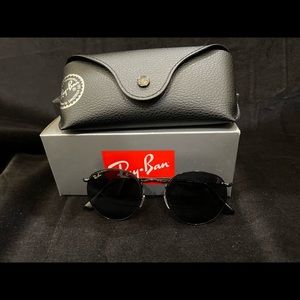 Round Ray-Ban 50mm in all black with Gold logo